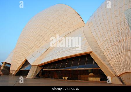 Sydney, nuovo Galles del Sud, Australia: Dettaglio architettonico della Sydney Opera House nel tardo pomeriggio. Teatro dell'Opera di Sydney. Foto Stock