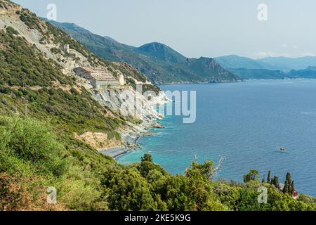 Paesaggio panoramico con la vecchia fabbrica abbandonata vicino Nonza. Capo Corse, Francia. Foto Stock