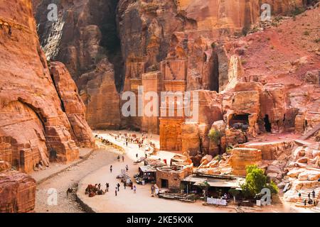 Passeggiata turistica nelle grotte di tombe nell'antica città di Petra, Giordania. È conosciuto come i Loculi. Petra ha portato alla sua designazione come Patrimonio Mondiale dell'UNESCO S. Foto Stock