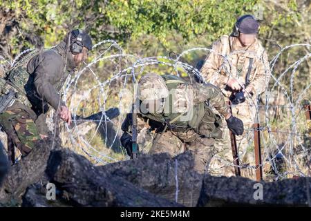 I REDATTORI NOTANO UN'IMMAGINE PIXELATA ALLA FONTE i soldati ucraini prendono parte a un esercizio militare durante una visita dei ministri della difesa delle nazioni della forza di spedizione congiunta per vedere i soldati delle forze armate dell'Ucraina partecipare al programma di addestramento di base guidato dal Regno Unito su un campo di addestramento militare nel Nord-est dell'Inghilterra. Data immagine: Mercoledì 9 novembre 2022. Foto Stock