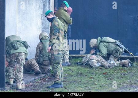 I REDATTORI NOTANO UN'IMMAGINE PIXELATA ALLA FONTE i soldati ucraini prendono parte all'esercizio militare durante una visita dei ministri della difesa delle nazioni della forza di spedizione congiunta per vedere i soldati delle forze armate dell'Ucraina partecipare al programma di addestramento di base guidato dal Regno Unito su un campo di addestramento militare nel Nord-est dell'Inghilterra. Data immagine: Mercoledì 9 novembre 2022. Foto Stock