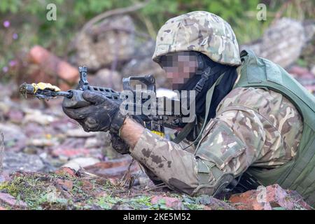 I REDATTORI NOTANO UN'IMMAGINE PIXELATA ALLA FONTE i soldati ucraini prendono parte all'esercizio militare durante una visita dei ministri della difesa delle nazioni della forza di spedizione congiunta per vedere i soldati delle forze armate dell'Ucraina partecipare al programma di addestramento di base guidato dal Regno Unito su un campo di addestramento militare nel Nord-est dell'Inghilterra. Data immagine: Mercoledì 9 novembre 2022. Foto Stock