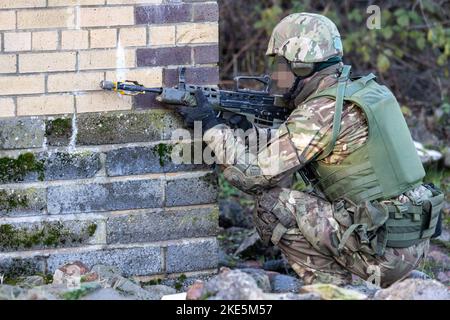 I REDATTORI NOTANO UN'IMMAGINE PIXELATA ALLA FONTE i soldati ucraini prendono parte a un esercizio militare durante una visita dei ministri della difesa delle nazioni della forza di spedizione congiunta per vedere i soldati delle forze armate dell'Ucraina partecipare al programma di addestramento di base guidato dal Regno Unito su un campo di addestramento militare nel Nord-est dell'Inghilterra. Data immagine: Mercoledì 9 novembre 2022. Foto Stock