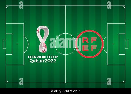 Campo di calcio visto dall'alto con l'emblema della federazione di calcio della Spagna, Qatar 2022 World Championship, illustrazione editoriale Foto Stock