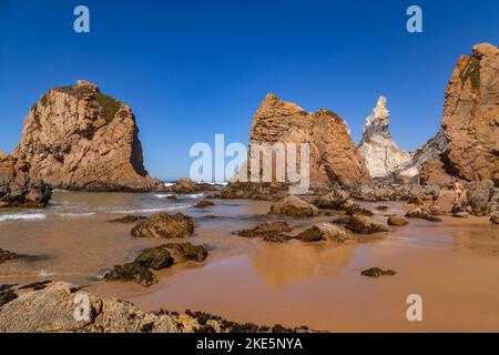 Sintra, Portogallo: 22 ottobre 2022 - Praia da Ursa (Spiaggia di Ursa) con gente, a Sintra, vicino a Lisbona, in Portogallo. Foto Stock