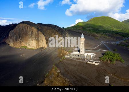 Vecchio faro di Ponta dos Capelinhos sull'isola di Faial nelle Azzorre, Portogallo Foto Stock