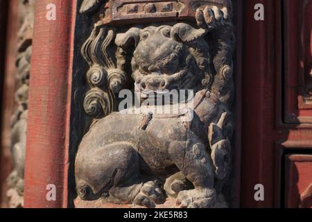 Un leone di pietra della Cina faccia su muro nel Tempio di Zhihua, Pechino, primo piano Foto Stock