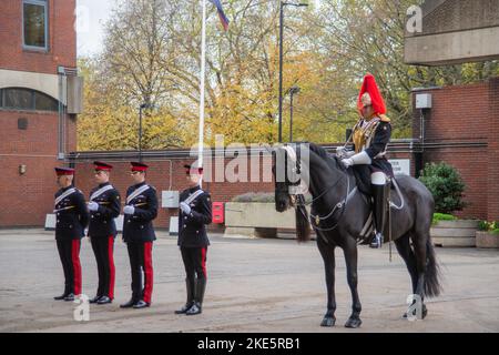 Londra, Regno Unito. 10th Nov 2022. Kit Ride e sfilata di passaggio per Household Cavalry montato reggimento. Il generale Sir Adrian Bradshaw KCB OBE GL ha ispezionato l'ultima corsa in kit del reggimento Household Cavalry Mounted a Knightsbridge Barracks e ad Hyde Park a Rotten Row. L'ufficiale comandante è Lt-colonnello Thomas Armitage. Credit: Peter Hogan/Alamy Live News Foto Stock