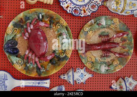 Raccolta di colorata ceramica portoghese ceramica e prodotti artigianali locali dal Portogallo. Piastre in ceramica con display in Portogallo. Colorato di ceramica vintage Foto Stock