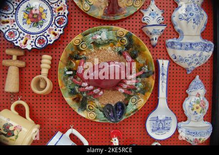 Raccolta di colorata ceramica portoghese ceramica e prodotti artigianali locali dal Portogallo. Piastre in ceramica con display in Portogallo. Colorato di ceramica vintage Foto Stock