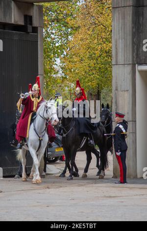 Londra, Regno Unito. 10th Nov 2022. Kit Ride e sfilata di passaggio per Household Cavalry montato reggimento. Il generale Sir Adrian Bradshaw KCB OBE GL ha ispezionato l'ultima corsa in kit del reggimento Household Cavalry Mounted a Knightsbridge Barracks e ad Hyde Park a Rotten Row. L'ufficiale comandante è Lt-colonnello Thomas Armitage. Credit: Peter Hogan/Alamy Live News Foto Stock