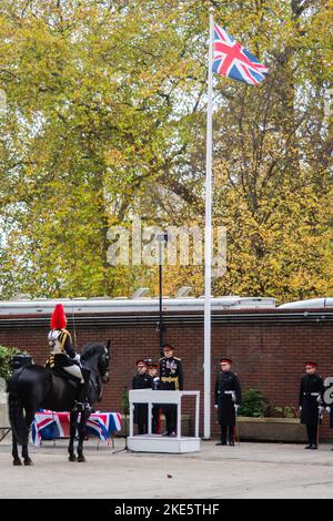 Londra, Regno Unito. 10th Nov 2022. Kit Ride e sfilata di passaggio per Household Cavalry montato reggimento. Il generale Sir Adrian Bradshaw KCB OBE GL ha ispezionato l'ultima corsa in kit del reggimento Household Cavalry Mounted a Knightsbridge Barracks e ad Hyde Park a Rotten Row. L'ufficiale comandante è Lt-colonnello Thomas Armitage. Credit: Peter Hogan/Alamy Live News Foto Stock