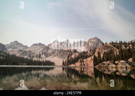 Alice Lake, un grande lago alpino delle Sawtooth Mountains dell'Idaho visto in una giornata estiva. Il lago si trova all'interno della Sawtooth Wilderness e Sawtooth National Fo Foto Stock