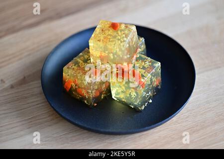 Osmanthus Jelly ha presentato su un piatto a cubetti. Ottobre 2022. Foto Stock