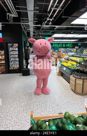 Percy Pig all'apertura di una nuovissima sala alimentare M and S presso la centrale elettrica di Battersea a Londra. Novembre 2022. Foto Stock