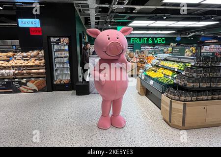 Percy Pig all'apertura di una nuovissima sala alimentare M and S presso la centrale elettrica di Battersea a Londra. Novembre 2022. Foto Stock