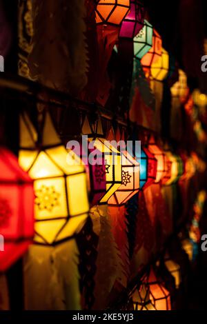 Uno scatto verticale delle lanterne colorate durante il Festival delle lanterne di Yi Peng a Chiang ma in Thailandia Foto Stock