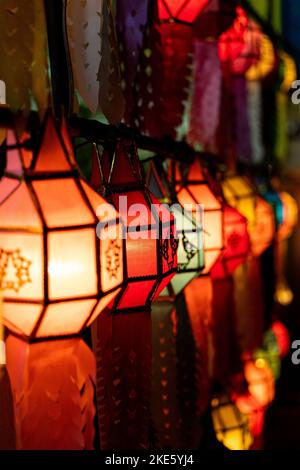 Uno scatto verticale delle lanterne colorate durante il Festival delle lanterne di Yi Peng a Chiang ma in Thailandia Foto Stock