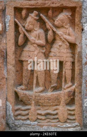 Primo piano dell'antica scena di scultura in terracotta degli uomini in barca a Kantaji aka Kantajew tempio indù medievale a Kantanagar, quartiere di Dinajpur, Bangladesh Foto Stock