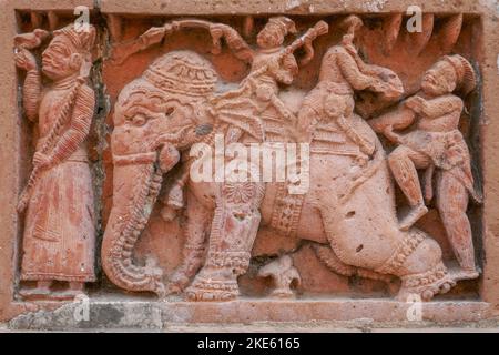 Primo piano di antiche sculture in terracotta scena di elefante e uomini a Kantaji aka Kantajew tempio indù medievale a Kantanagar, Dinajpur, Bangladesh Foto Stock