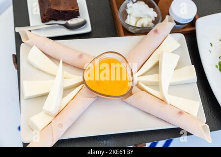 Un concentrato selettivo di un formaggio diverso su un piatto bianco Foto Stock