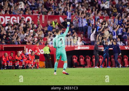 Siviglia, Spagna. 09th Nov 2022. Il portiere Alex Remiro (1) della Real Sociedad visto durante la partita di LaLiga Santander tra Sevilla FC e Real Sociedad all'Estadio Ramon Sanchez Pizjuan di Siviglia. (Photo Credit: Gonzales Photo/Alamy Live News Foto Stock