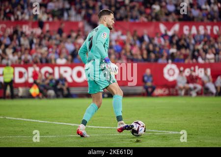 Siviglia, Spagna. 09th Nov 2022. Il portiere Alex Remiro (1) della Real Sociedad visto durante la partita di LaLiga Santander tra Sevilla FC e Real Sociedad all'Estadio Ramon Sanchez Pizjuan di Siviglia. (Photo Credit: Gonzales Photo/Alamy Live News Foto Stock