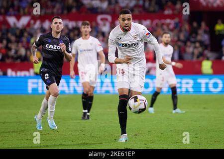 Siviglia, Spagna. 09th Nov 2022. Youssef en-Nesiri (15) del Sevilla FC visto durante la partita di LaLiga Santander tra Sevilla FC e Real Sociedad all'Estadio Ramon Sanchez Pizjuan di Siviglia. (Photo Credit: Gonzales Photo/Alamy Live News Foto Stock