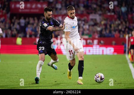 Siviglia, Spagna. 09th Nov 2022. Adnan Januzaj (11) del Sevilla FC e Brais Mendez (23) della Real Sociedad visto durante la partita di LaLiga Santander tra il Sevilla FC e la Real Sociedad all'Estadio Ramon Sanchez Pizjuan di Siviglia. (Photo Credit: Gonzales Photo/Alamy Live News Foto Stock