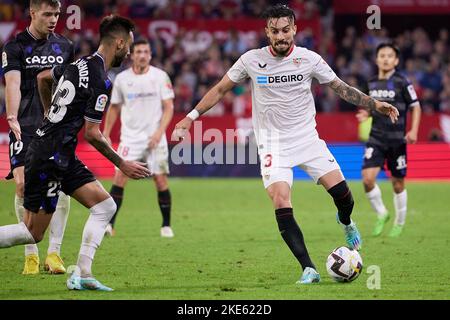 Siviglia, Spagna. 09th Nov 2022. Alex Telles (3) del Sevilla FC visto durante la partita di LaLiga Santander tra Sevilla FC e Real Sociedad all'Estadio Ramon Sanchez Pizjuan di Siviglia. (Photo Credit: Gonzales Photo/Alamy Live News Foto Stock