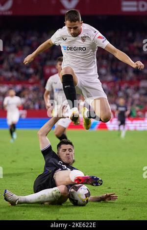 Siviglia, Spagna. 09th Nov 2022. Adnan Januzaj (11) del Sevilla FC e Igor Zubeldia (5) della Real Sociedad visto durante la partita di LaLiga Santander tra il Sevilla FC e la Real Sociedad all'Estadio Ramon Sanchez Pizjuan di Siviglia. (Photo Credit: Gonzales Photo/Alamy Live News Foto Stock