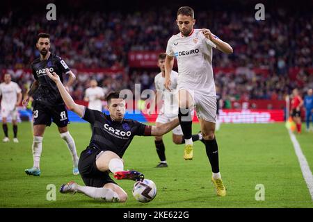 Siviglia, Spagna. 09th Nov 2022. Adnan Januzaj (11) del Sevilla FC e Igor Zubeldia (5) della Real Sociedad visto durante la partita di LaLiga Santander tra il Sevilla FC e la Real Sociedad all'Estadio Ramon Sanchez Pizjuan di Siviglia. (Photo Credit: Gonzales Photo/Alamy Live News Foto Stock