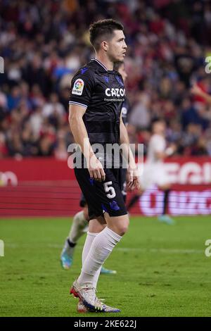 Siviglia, Spagna. 09th Nov 2022. Igor Zubeldia (5) della Real Sociedad visto durante la partita di LaLiga Santander tra Sevilla FC e Real Sociedad all'Estadio Ramon Sanchez Pizjuan di Siviglia. (Photo Credit: Gonzales Photo/Alamy Live News Foto Stock