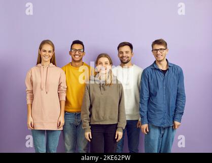 Ritratto di diversi studenti o colleghi sorridenti Foto Stock