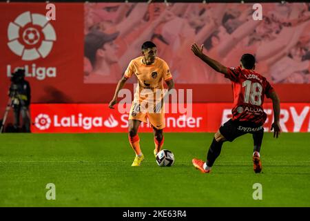 MALLORCA, SPAGNA - 9 NOVEMBRE: Reinildo Manlava di Atletico de Madrid controlla la palla durante la partita tra RCD Mallorca e Atletico de Madrid di la Liga Santander il 9 novembre 2022 presso lo Stadio Son Moix di Mallorca, Spagna. (Foto di Samuel Carreño/ PX Images) Foto Stock