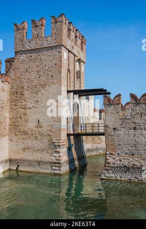 Castello di Sirmione Scaligero, vista su un piccolo ponte levatoio medievale situato sulla parete sud del Castello Scaligero, Sirmione, Lago di Garda, Italia Foto Stock