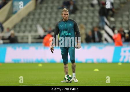 Il Loris Karius di Newcastle United si scalda prima della partita del terzo round della Carabao Cup tra il Newcastle United e il Crystal Palace a St. James's Park, Newcastle upon Tyne, mercoledì 9th novembre 2022. (Credit: Marco Fletcher | NOTIZIE MI) Credit: NOTIZIE MI & Sport /Alamy Live News Foto Stock