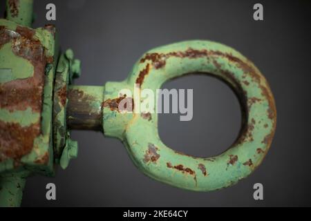 Anello in acciaio per rimorchio. Supporto arrugginito sul corpo. Staffa del cavo. Posizionare per il gancio. Foto Stock