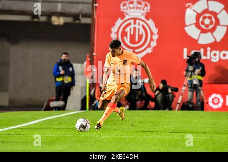 MALLORCA, SPAGNA - 9 NOVEMBRE: Reinildo Mannava di Atletico de Madrid in corsa per la palla durante la partita tra RCD Mallorca e Atletico de Madrid di la Liga Santander il 9 novembre 2022 presso la visita Mallorca Stadium Son Moix a Mallorca, Spagna. (Foto di Samuel Carreño/ PX Images) Foto Stock