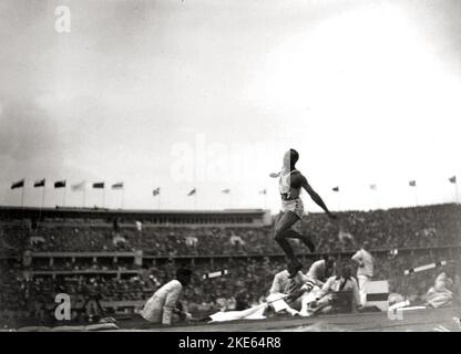 Jesse Owens Long Jump alle Olimpiadi di Berlino 1936 Foto Stock