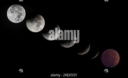 Arlington, Stati Uniti d'America. 08 Novembre 2022. Un'immagine composita composta da sette fotografie che mostrano la progressione della Luna durante un'eclissi lunare totale nel cielo notturno, 8 novembre 2022, ad Arlington, Virginia, STATI UNITI. Credit: Lance Cheung/USDA/Alamy Live News Foto Stock