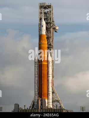 Kennedy Space Center, Stati Uniti d'America. 08 Novembre 2022. Il razzo NASA Artemis i Space Launch System con la navicella spaziale Orion è stato approntato al Launch Complex 39B in cima a un lanciatore mobile mentre i preparativi continuano, al Kennedy Space Center, 8 novembre 2022, a Cape Canaveral, Florida. Dopo diversi tentativi falliti, il test di volo senza equipaggio è previsto per il 14th novembre. Credit: Joel Kowsky/NASA/Alamy Live News Foto Stock