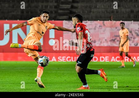 MALLORCA, SPAGNA - 9 NOVEMBRE: Reinildo Manlava di Atletico de Madrid spara la palla durante la partita tra RCD Mallorca e Atletico de Madrid di la Liga Santander il 9 novembre 2022 presso la visita Mallorca Stadium Son Moix a Maiorca, Spagna. (Foto di Samuel Carreño/ PX Images) Foto Stock