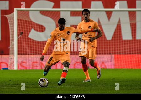 MALLORCA, SPAGNA - 9 NOVEMBRE: Rodrigo de Paul di Atletico de Madrid spara la palla durante la partita tra RCD Mallorca e Atletico de Madrid di la Liga Santander il 9 novembre 2022 presso la visita Mallorca Stadium Son Moix a Maiorca, Spagna. (Foto di Samuel Carreño/ PX Images) Foto Stock