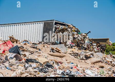 Due semirimorchi riempiti di rifiuti in una discarica attiva. Foto Stock