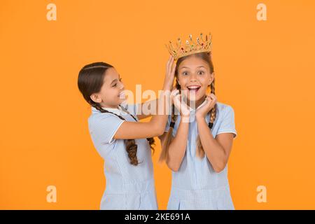 standard più elevati. bambine vintage con corona d'oro. motivazione per essere il migliore. piccole ragazze egoiste immaginano la principessa. ricompensa per il successo. infanzia felice Foto Stock