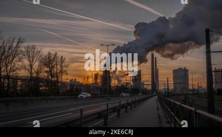 Fabbriche di chimica nella città di Linz in colore soleggiato serata sporca Foto Stock