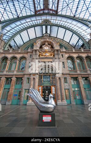 Scultura 'mano della pace' (dell'artista cinese Yan Shufen) nella stazione ferroviaria centrale di Anversa, Belgio Foto Stock