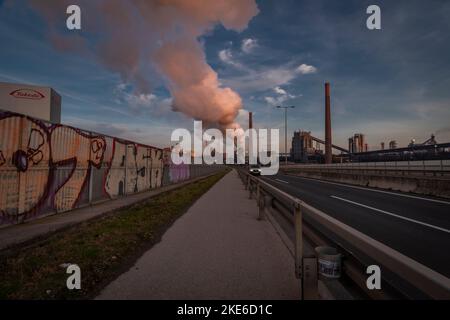 Fabbriche di chimica nella città di Linz in colore soleggiato serata sporca Foto Stock