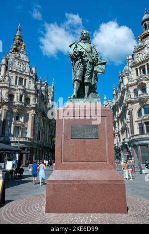 Statua in bronzo del pittore fiammingo David Teniers il giovane (1610-1690), dello scultore Joseph Ducaju, Teniersplaats, Anversa (Fiandre), Belgio Foto Stock